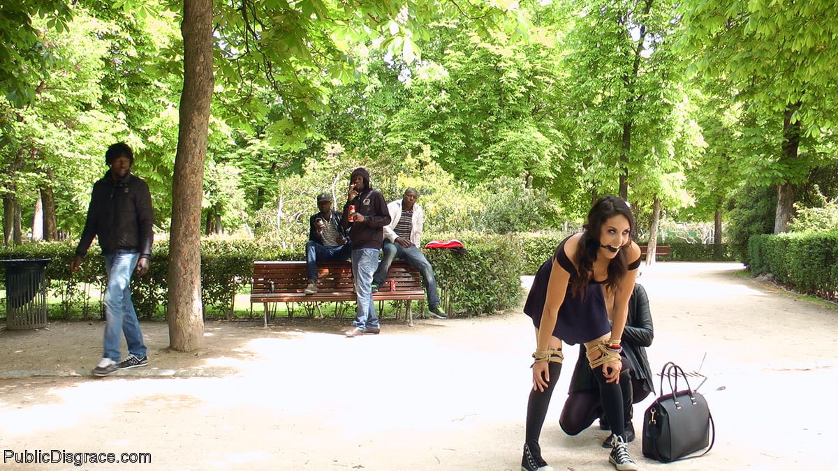 Carolina Abril es sometida en publico con sexo brutal bdsm grupal 4 1 Carolina Abril es sometida en publico con sexo brutal bdsm grupal 4 1