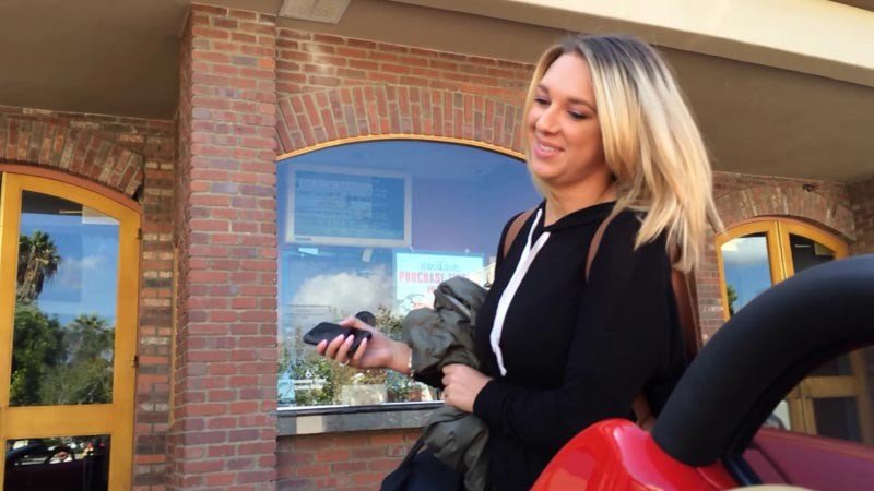 Cazatalentos descubre a una rubia perfecta para pornstar 2 1