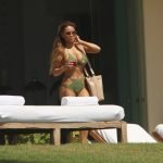 Daphne Joy tomando sol bien sexy 1