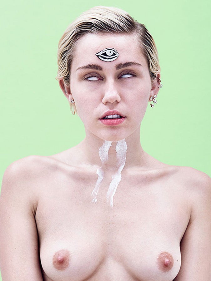 Miley es tan hardcore que muestra las tetas 11 1 Miley es tan hardcore que muestra las tetas 11 1