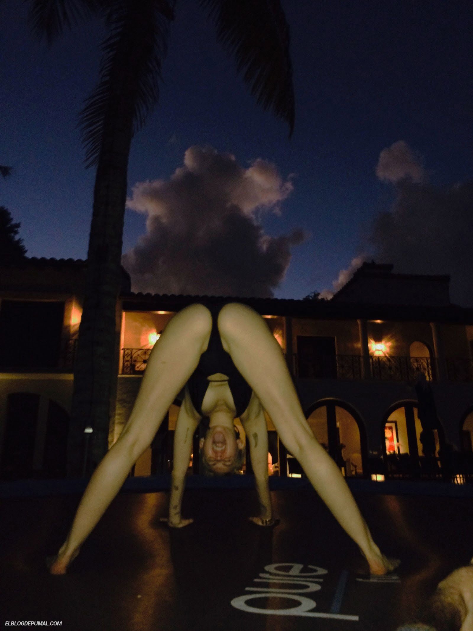 Miley es tan hardcore que muestra las tetas 8 1 Miley es tan hardcore que muestra las tetas 8 1