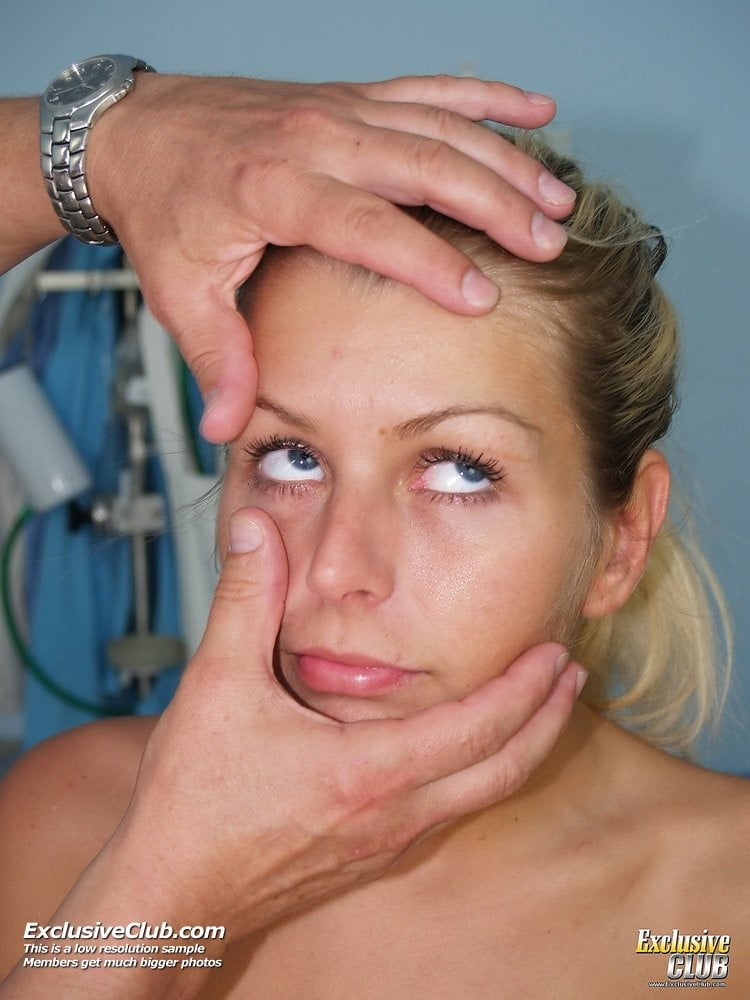 Rubia sexy visita al medico ginecologo 1